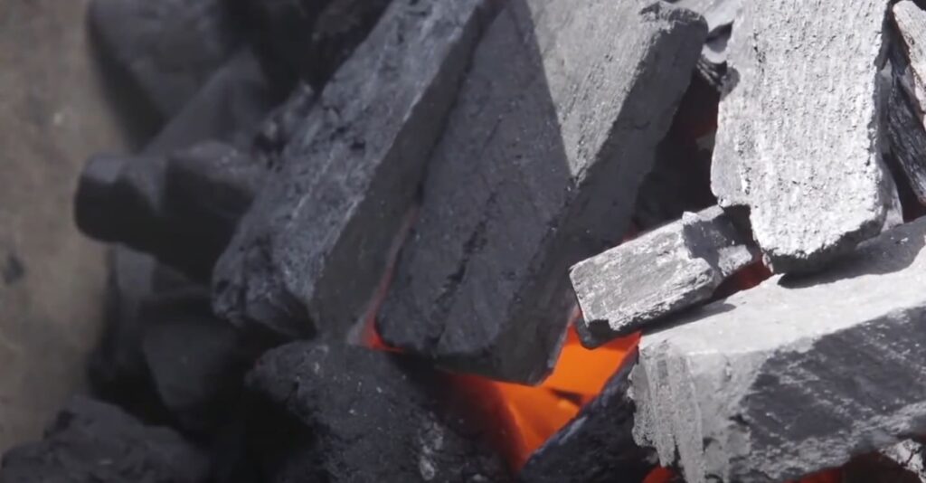 What's the Difference Between Lump Charcoal and Briquettes?