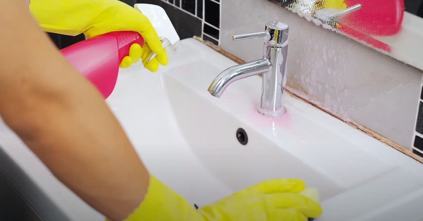 Can You Mix OxiClean and Bleach? (Explained!) CanYouMix