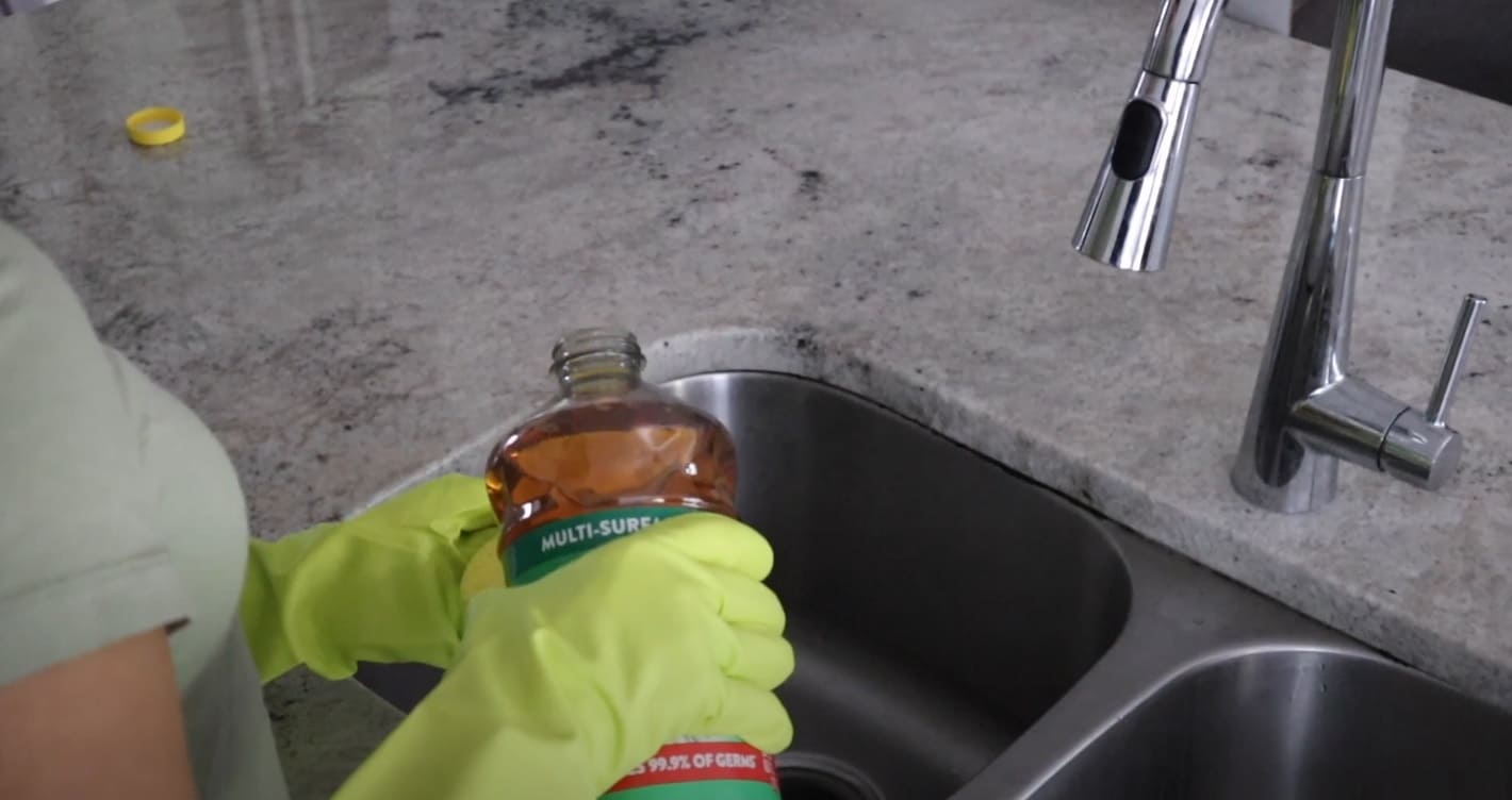 Can You Mix PineSol and Vinegar? (Explained!) CanYouMix