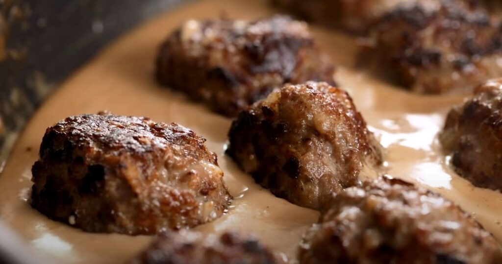Tips When Mixing Ground Turkey and Ground Beef for Meatballs