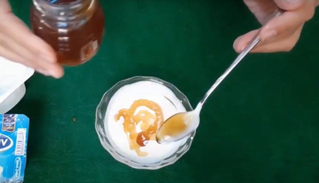 Is It Okay to Mix Honey and Yogurt?