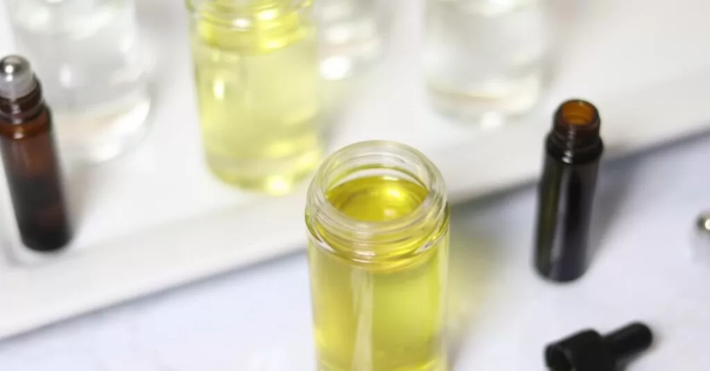 How to Mix Jojoba Oil and Tea Tree Oil?